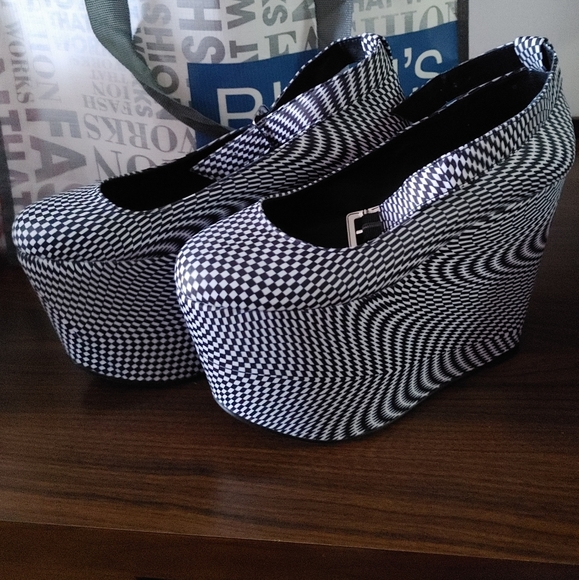 Blackmilk 5inch platform shoes - Picture 2 of 6